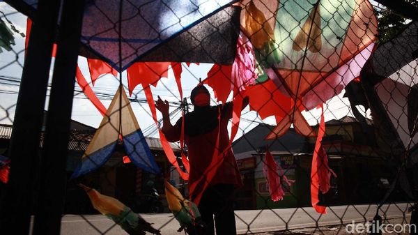 Mau PSBB atau New Normal Penjualan Layangan Laris Manis