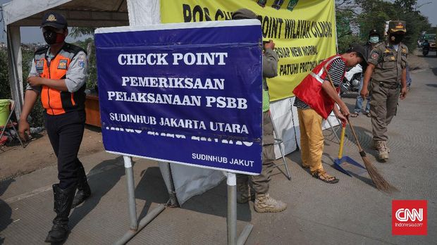 Pengendara motor maupun mobil yang terjaring saat razia masa PSBB Transisi di kawasan Kanal Banjir Timur Marunda, Jakarta Utara, Kamis, 18 Juni 2020. Pelanggar ini tidak mengenakan masker saat keluar rumah dengan sanksi melakukan kerja sosial. CNNIndonesia/Safir Makki