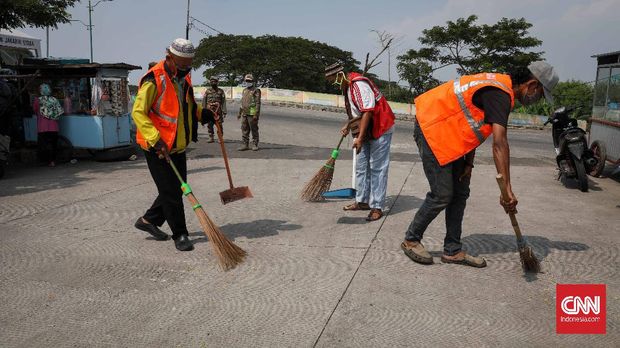 Pengendara motor maupun mobil yang terjaring saat razia masa PSBB Transisi di kawasan Kanal Banjir Timur Marunda, Jakarta Utara, Kamis, 18 Juni 2020. Pelanggar ini tidak mengenakan masker saat keluar rumah dengan sanksi melakukan kerja sosial. CNNIndonesia/Safir Makki