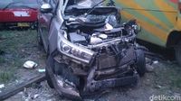 Penampakan Mobil Ringsek yang Seruduk Truk di Tol Pemalang