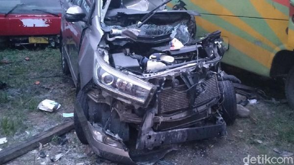 Penampakan Mobil Ringsek yang Seruduk Truk di Tol Pemalang