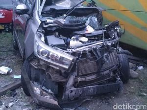 Penampakan Mobil Ringsek yang Seruduk Truk di Tol Pemalang Penampakan Mobil Ringsek yang Seruduk Truk di Tol Pemalang