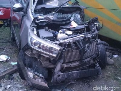 Penampakan Mobil Ringsek yang Seruduk Truk di Tol Pemalang