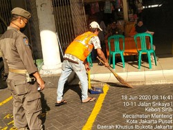 Tak Pakai Masker, Pengunjung Pasar Gondangdia Disanksi Nyapu-Bayar Denda