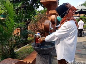 TMII Dibuka, Sejumlah Pengunjung Gunakan Face Shield
