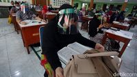 Para Guru Kompak Pakai Face Shield Saat Raker