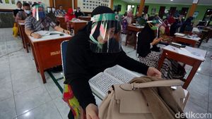 Para Guru Kompak Pakai Face Shield Saat Raker