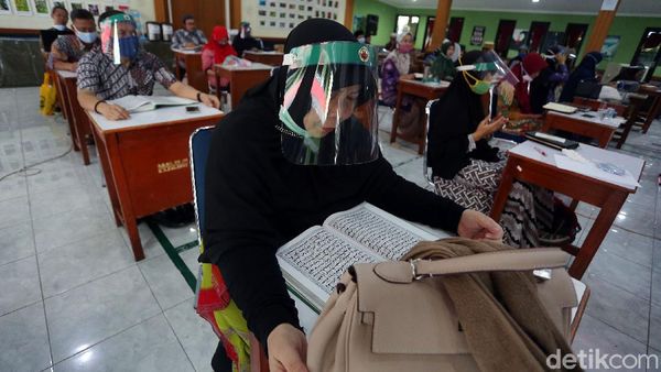 Para Guru Kompak Pakai Face Shield Saat Raker