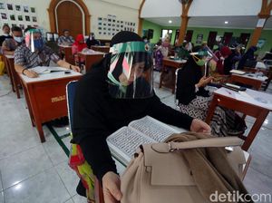 Para Guru Kompak Pakai Face Shield Saat Raker