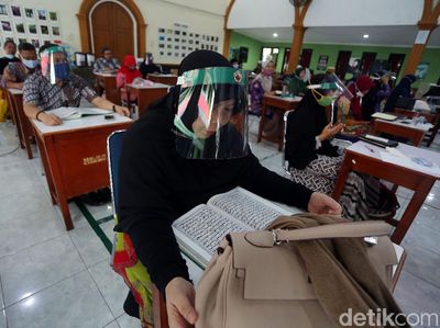 Para Guru Kompak Pakai Face Shield Saat Raker