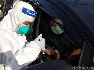 Ratusan Wajib Pajak Jalani Rapid Test Drive Thru di Samsat Bandung Ratusan Wajib Pajak Jalani Rapid Test Drive Thru di Samsat Bandung