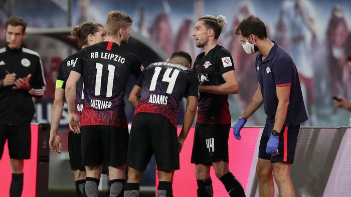LEIPZIG, GERMANY - JUNE 17:  Kevin Kampl of RB Leipzig celebrates with teammates after scoring his teams first goal during the Bundesliga match between RB Leipzig and Fortuna Duesseldorf at Red Bull Arena on June 17, 2020 in Leipzig, Germany. (Photo by Alexander Hassenstein/Getty Images)