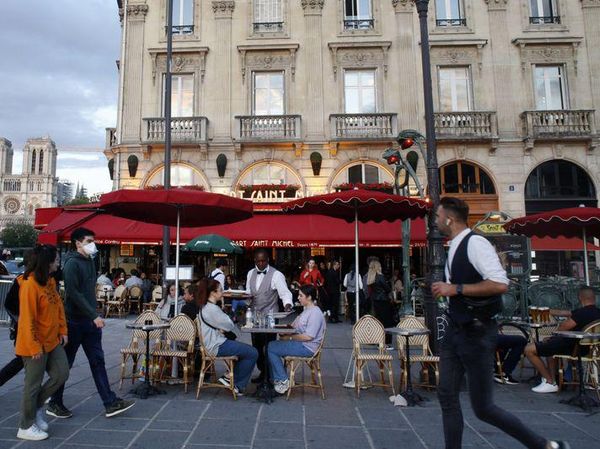 Gembiranya Orang Prancis Bisa Ngopi di Kafe dan Resto