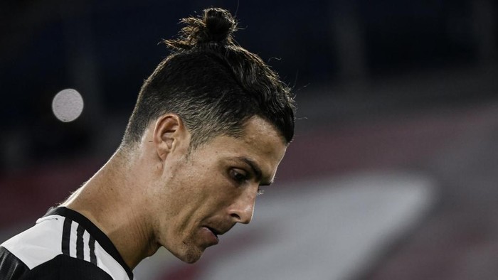 Juventus Portuguese forward Cristiano Ronaldo reacts after Juventus lost the TIM Italian Cup (Coppa Italia) final football match Napoli vs Juventus on June 17, 2020 at the Olympic stadium in Rome, played behind closed doors as the country gradually eases the lockdown aimed at curbing the spread of the COVID-19 infection, caused by the novel coronavirus. (Photo by Filippo MONTEFORTE / AFP)