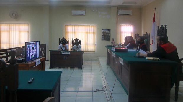 Suasana sidang daring beragenda pembacaan vonis terhadap tujuh tahanan politik (tapol) Papua atas kasus makar di Pengadilan Negeri Balikpapan, Kalimantan Timur, Rabu (17/6/2020). PN Balikpapan menjatuhkan vonis 10 bulan penjara kepada Ferry Kombo, Alex Gobay, Hengky Hilapok dan Irwanus Urobmabin serta vonis 11 bulan penjara kepada Agus Kossay, Buchtar Tabuni dan Steven Itlay karena terlibat kasus tindakan makar terkait unjuk rasa menolak rasialisme di Papua pada Agustus 2019. ANTARA FOTO/Maya/jhw/foc.