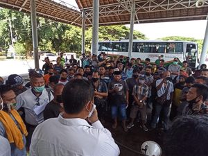 Sopir Truk Logistik Akhirnya Diizinkan ke Bali Tanpa Rapid Test, Tapi .... Sopir Truk Logistik Akhirnya Diizinkan ke Bali Tanpa Rapid Test, Tapi ....
