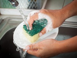 4 Tips Mudah Atasi Spons Cuci Piring yang Kotor dan Berbau Tak Sedap