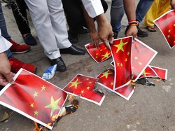Video Warga India Marah, Bakar Produk-produk China