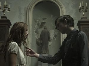 Sinopsis The Lodgers, Si Kembar yang Dikutuk Sinopsis The Lodgers, Si Kembar yang Dikutuk
