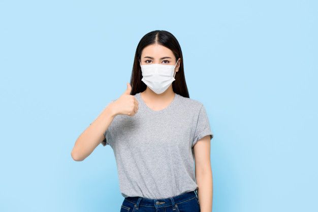 Wanita dengan masker di tengah pandemi corona