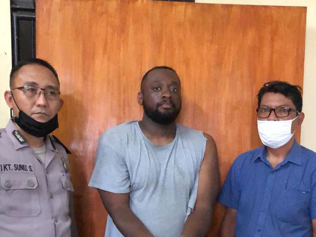 WN Amerika Ngutil Cincin di Toko Emas Kuta Bali, Sempat Dihajar Massa WN Amerika Ngutil Cincin di Toko Emas Kuta Bali, Sempat Dihajar Massa