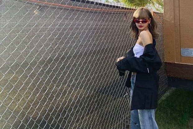 Lisa BLACKPINK Pose sexy Lisa BLACKPINK