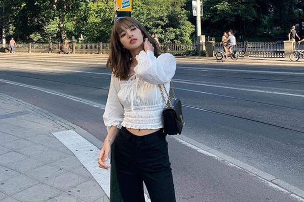Lisa BLACKPINK/ sumber: Instagram.com/lalalalisa_m Lisa BLACKPINK tampak sexy dengan outfit kasual
