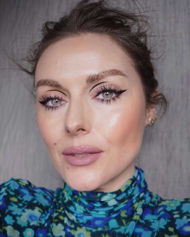 Tampilan over liner/Instagram.com/katiejanehughes Membuat mata menjadi lebih hidup dan besar dengan berbagai warna.