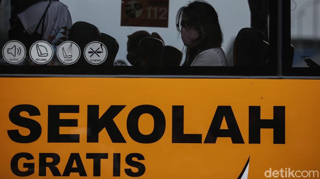 50 Bus Sekolah Diperbantukan Angkut Penumpang KRL