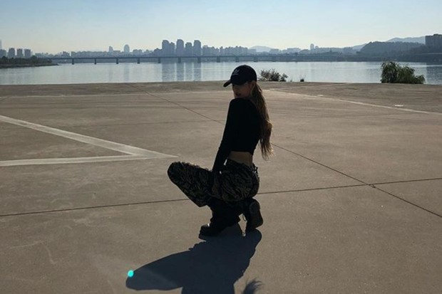 Lisa BLACKPINK Lisa BLACKPINK dengan pose duduk sexy