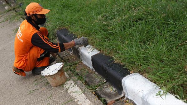 Aksi Pasukan Oranye Percantik Jalan Inspeksi KBT