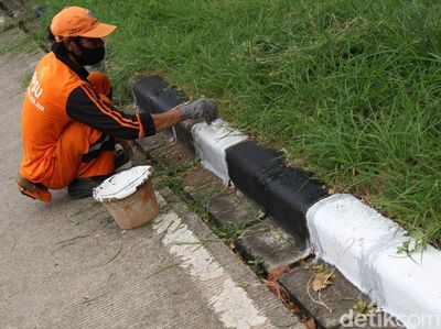 Aksi Pasukan Oranye Percantik Jalan Inspeksi KBT
