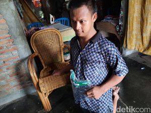 Salut! Difabel Ini Tempuh Klaten-Yogya Jajakan Kerak Nasi dan Tisu