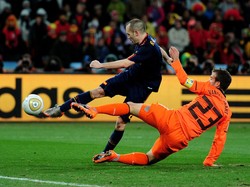 Viral Patung Telanjang Andres Iniesta yang Jadi Pergunjingan