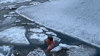 Brr... Pria Ini Kuat Banget, Hobinya Berenang di Lautan Es