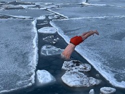 Cuma Pakai Celana Pendek, Pria Ini Asyik Renang di Lautan Es