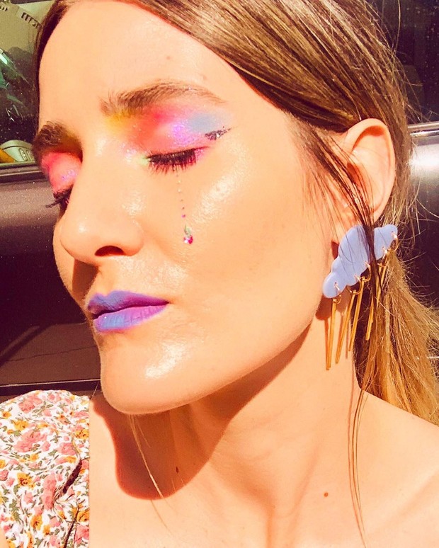 Tampilan art clas eyes/Instagram.com/donni.davy Mengeksplor warna cerah pada palette eyeshadow dengan tampilan art class eyes.