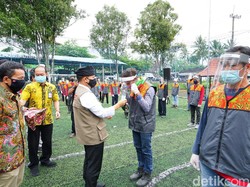 Bupati Anas Serahkan Sertifikat Kompetensi New Normal ke-91 Pemandu Wisata