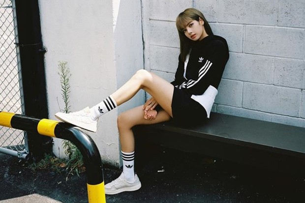 Lisa BLACKPINK/ sumber: Instagram.com/lalalalisa_m Lisa BLACKPINK tampak sexy dengan kaki jenjang