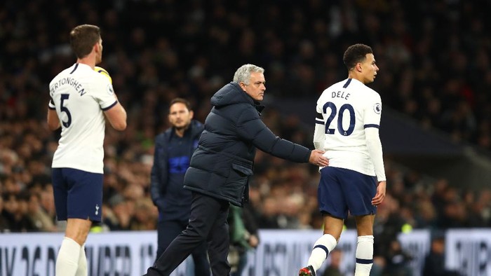 LONDON, ENGLAND - DECEMBER 22: Dele Alli of Tottenham Hotspur and Jose Mourinho, Manager of Tottenham Hotspur  during the Premier League match between Tottenham Hotspur and Chelsea FC at Tottenham Hotspur Stadium on December 22, 2019 in London, United Kingdom. (Photo by Julian Finney/Getty Images)