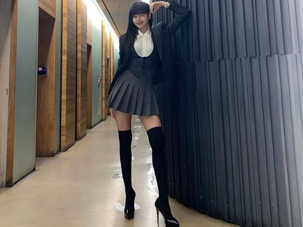 Lisa BLACKPINK Lisa BLACKPINK tampak sexy pakai rok mini