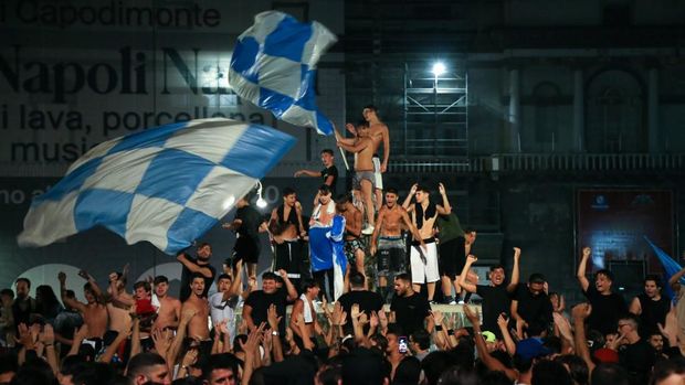 Napoli's supporters celebrate in downtown Naples after Napoli won the TIM Italian Cup (Coppa Italia) final football match Napoli vs Juventus on June 17, 2020, played at the Olympic stadium in Rome behind closed doors as the country gradually eases the lockdown aimed at curbing the spread of the COVID-19 infection, caused by the novel coronavirus. (Photo by Carlo Hermann / AFP)