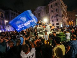 Waduh, Fan Napoli Malah Pesta di Alun-alun saat Masih Pandemi