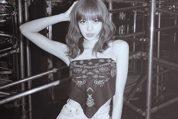 Lisa BLACKPINK Lisa BLACKPINK tampak sexy dengan atasan scarf