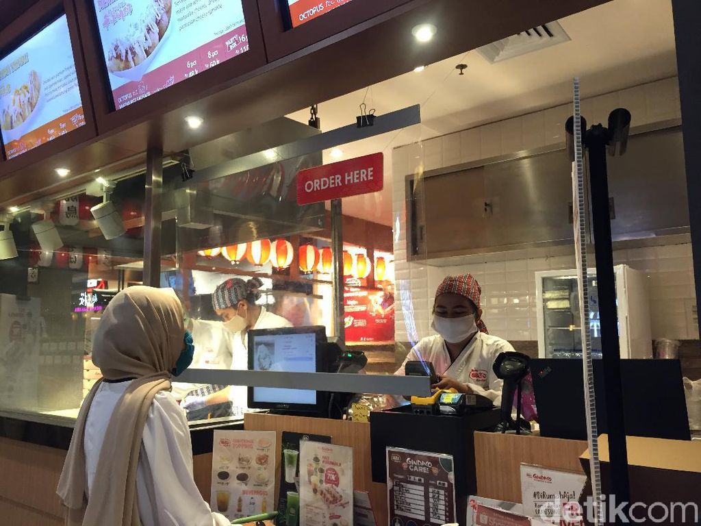 Tak Hanya Restoran, Jajan Snack di Mall Juga Pakai Protokol Kesehatan Tak Hanya Restoran, Jajan Snack di Mall Juga Pakai Protokol Kesehatan