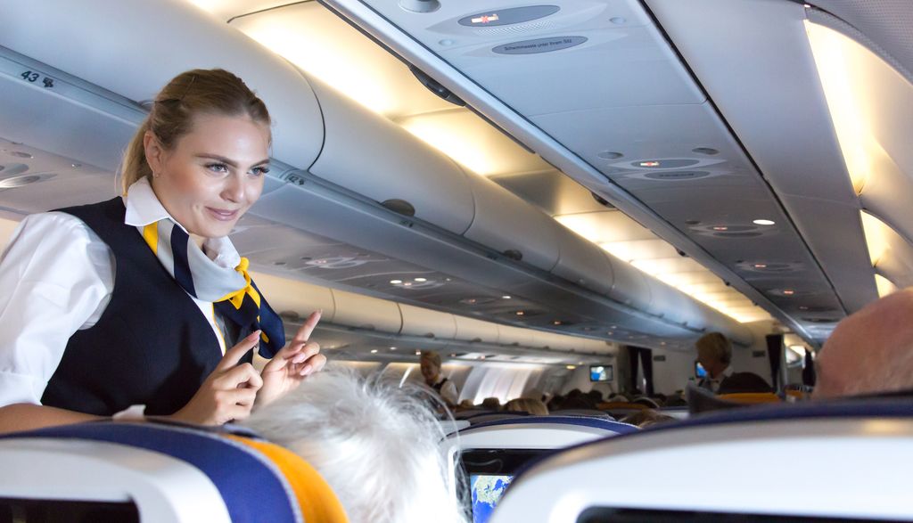 Munich: Seorang pramugari wanita berbicara dengan seorang penumpang di bagian Ekonomi Bandara Munich-Lufthansa.