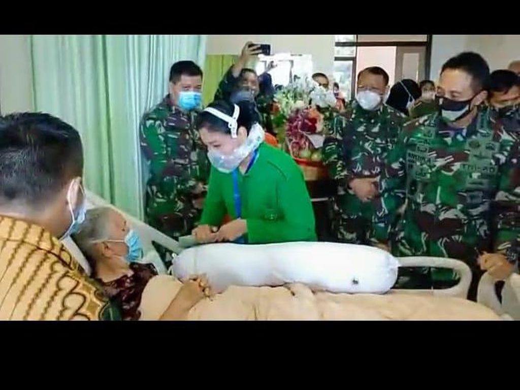 Jenguk ke RSPAD, KSAD Pastikan Tanggung Perawatan Istri Pengawal Bung Karno Jenguk ke RSPAD, KSAD Pastikan Tanggung Perawatan Istri Pengawal Bung Karno
