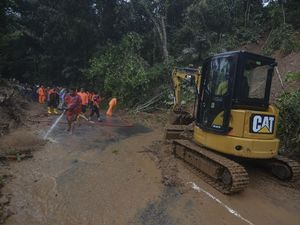 Jalan Tasikmalaya-Karangnunggal Tertutup Longsor