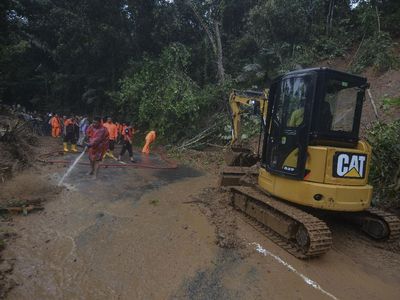 Jalan Tasikmalaya-Karangnunggal Tertutup Longsor