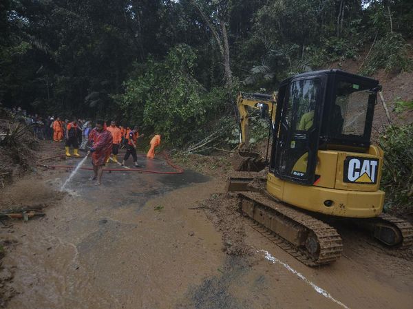 Jalan Tasikmalaya-Karangnunggal Tertutup Longsor